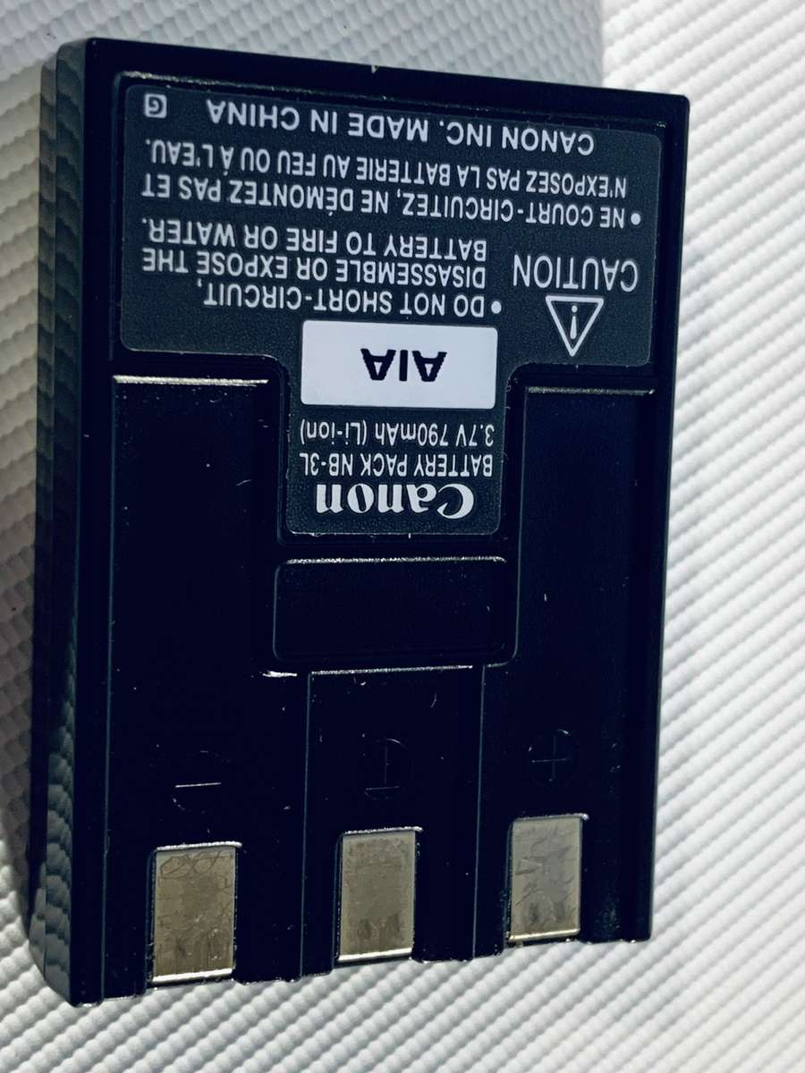 Canon IXUS i Digital Camera 4.0 Mega Pixels  Model PC 1080 (Needs Battery Charger)