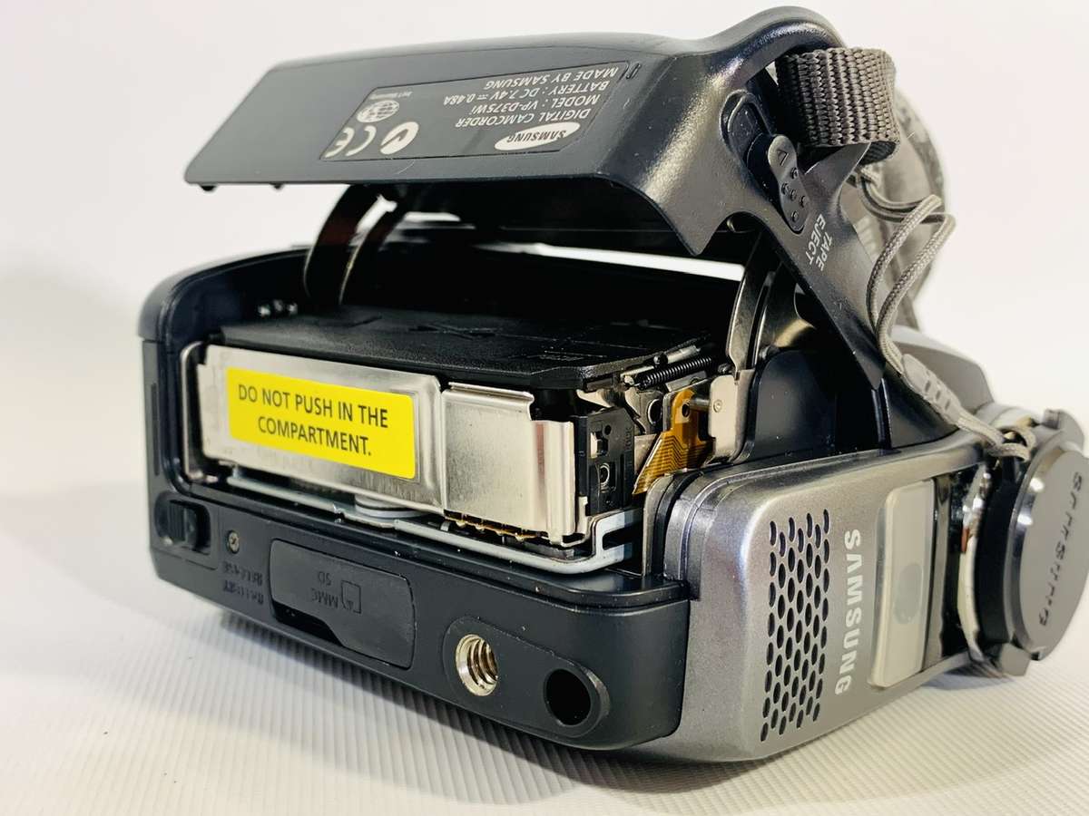 Samsung VP-D375Wi Digital Camcorder / Video Camera (Battery needs Replacing)