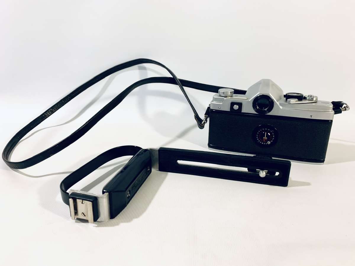 Vintage Minolta SR-7 SLR 35mm Film Camera with Accessories and Protective Case