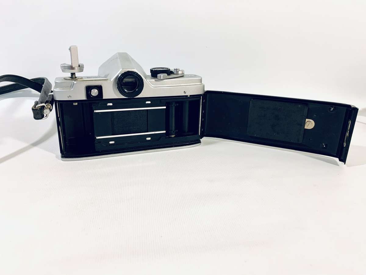 Vintage Minolta SR-7 SLR 35mm Film Camera with Accessories and Protective Case