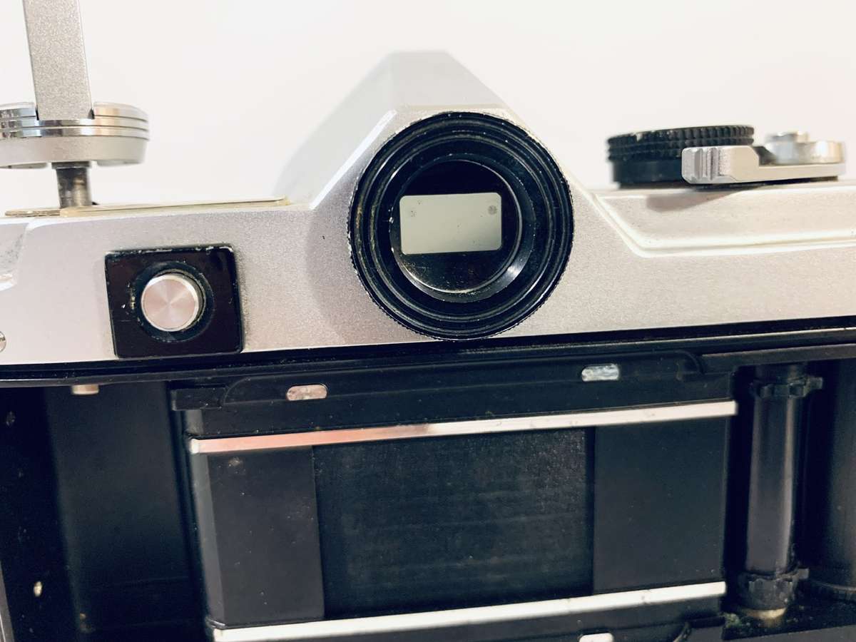 Vintage Minolta SR-7 SLR 35mm Film Camera with Accessories and Protective Case