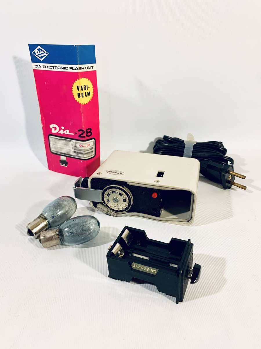 Vintage Minolta SR-7 SLR 35mm Film Camera with Accessories and Protective Case