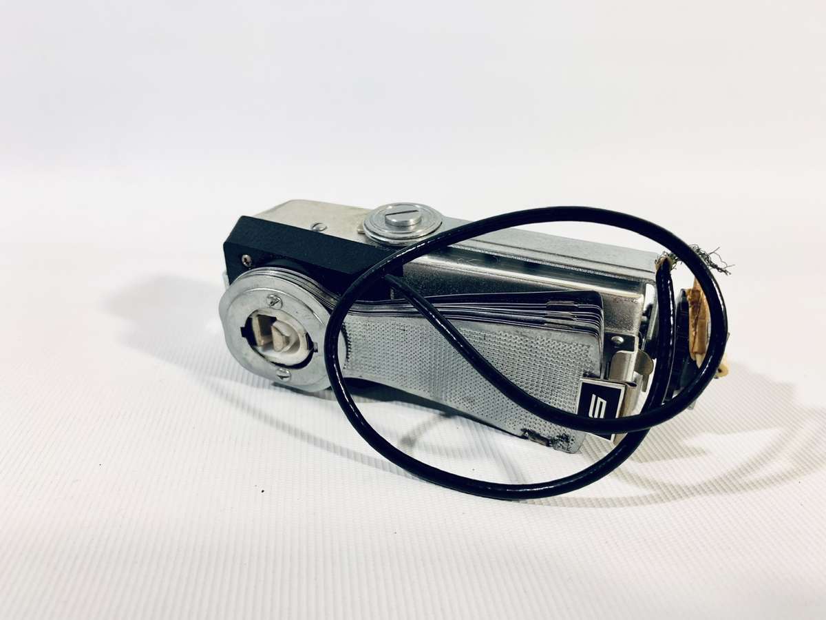 Vintage Minolta SR-7 SLR 35mm Film Camera with Accessories and Protective Case