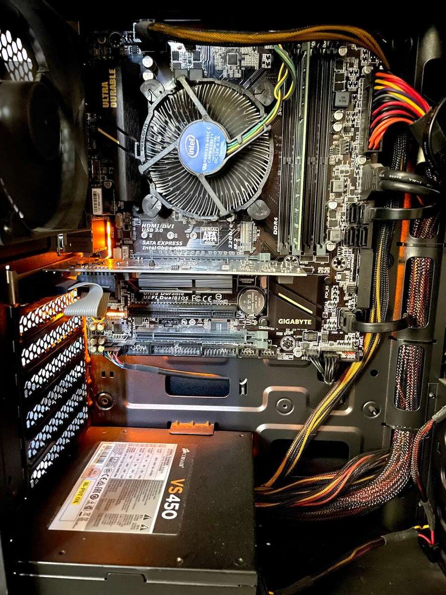 PC Desktop - Gigabyte Ultra Durable - Intel i5-6400 CPU - 4GB DDR4 Ram - HDMI / DVI / VGA - NO HDD