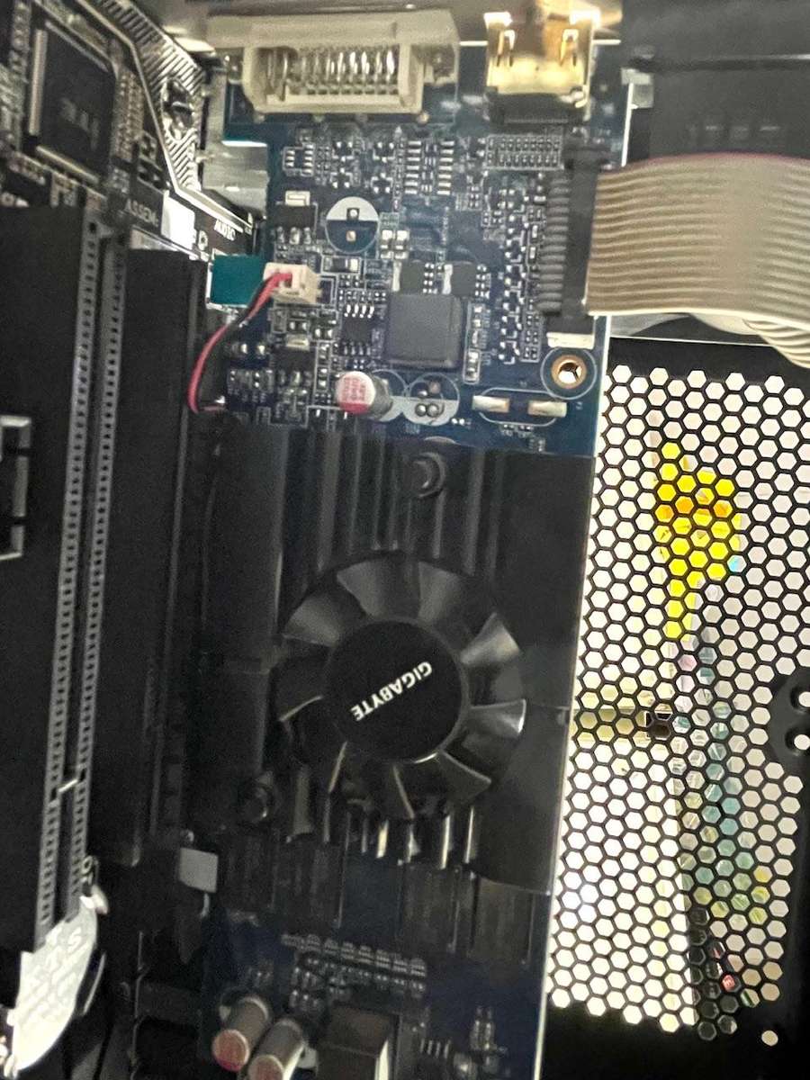 PC Desktop - Gigabyte Ultra Durable - Intel i5-6400 CPU - 4GB DDR4 Ram - HDMI / DVI / VGA - NO HDD