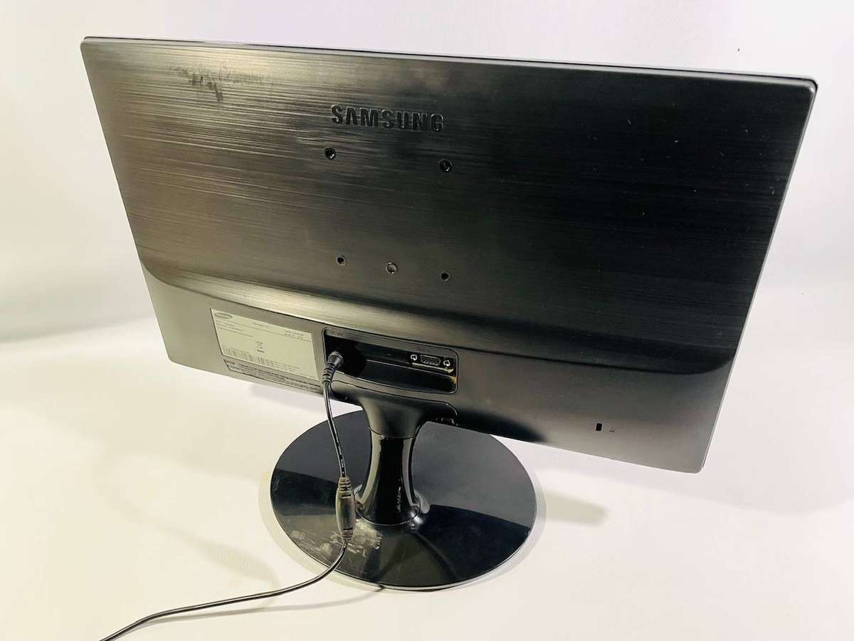 Samsung LS19D300 18.5 LED Monitor (April 2016)  Good Condition