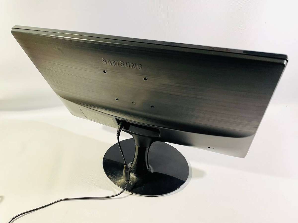 Samsung LS19D300 18.5 LED Monitor (April 2016)  Good Condition