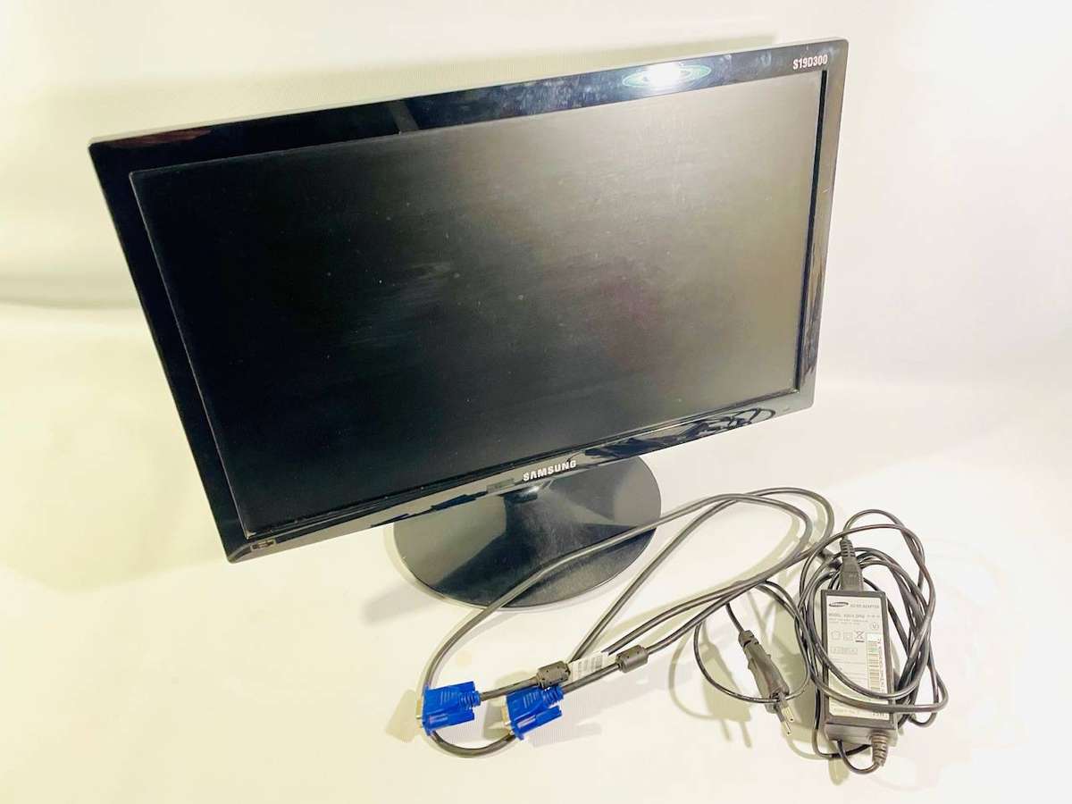 Samsung LS19D300 18.5 LED Monitor (April 2016)  Good Condition