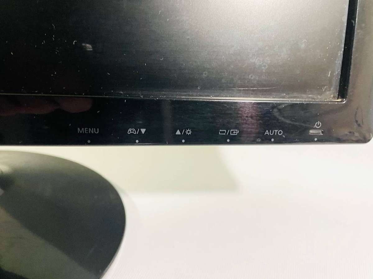 Samsung LS19D300 18.5 LED Monitor (April 2016)  Good Condition