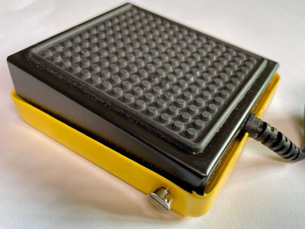 Retro Momentary Foot Switch  Metal Casing  ¼ Jack