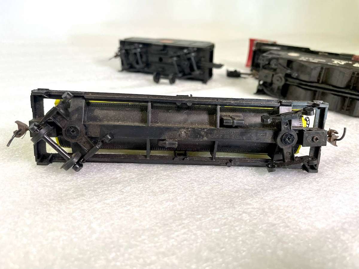 Bachmann & Mixed Model Train Lot  Locomotives, Rolling Stock & Controller (As-Is / Untested)