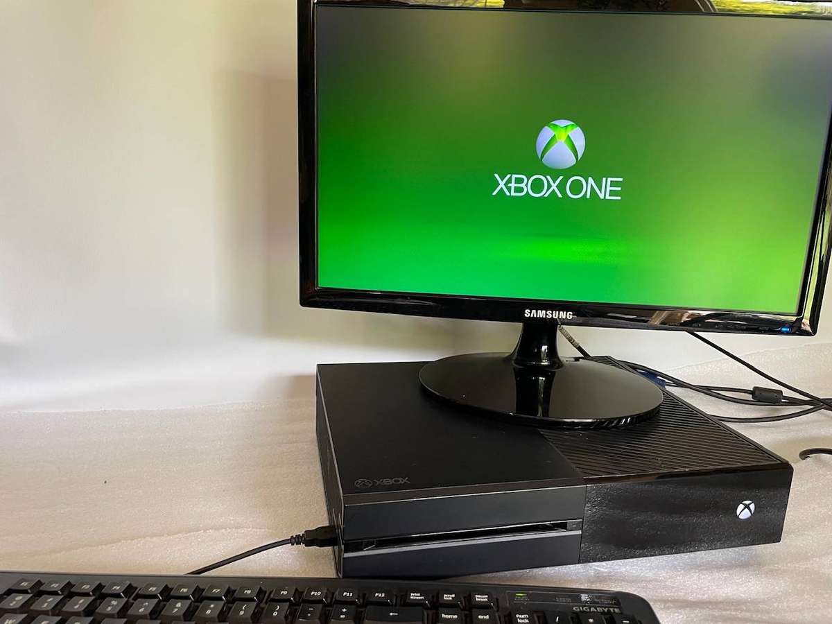 Xbox One Console  500GB  Includes Original Power Supply  1 Rand Start!