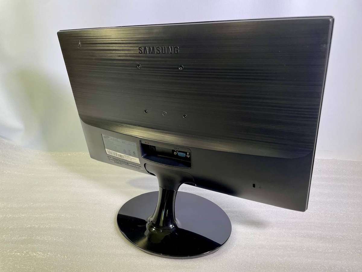 Samsung 19 LED Monitor  S19C150 (LS19C150)  Good Condition