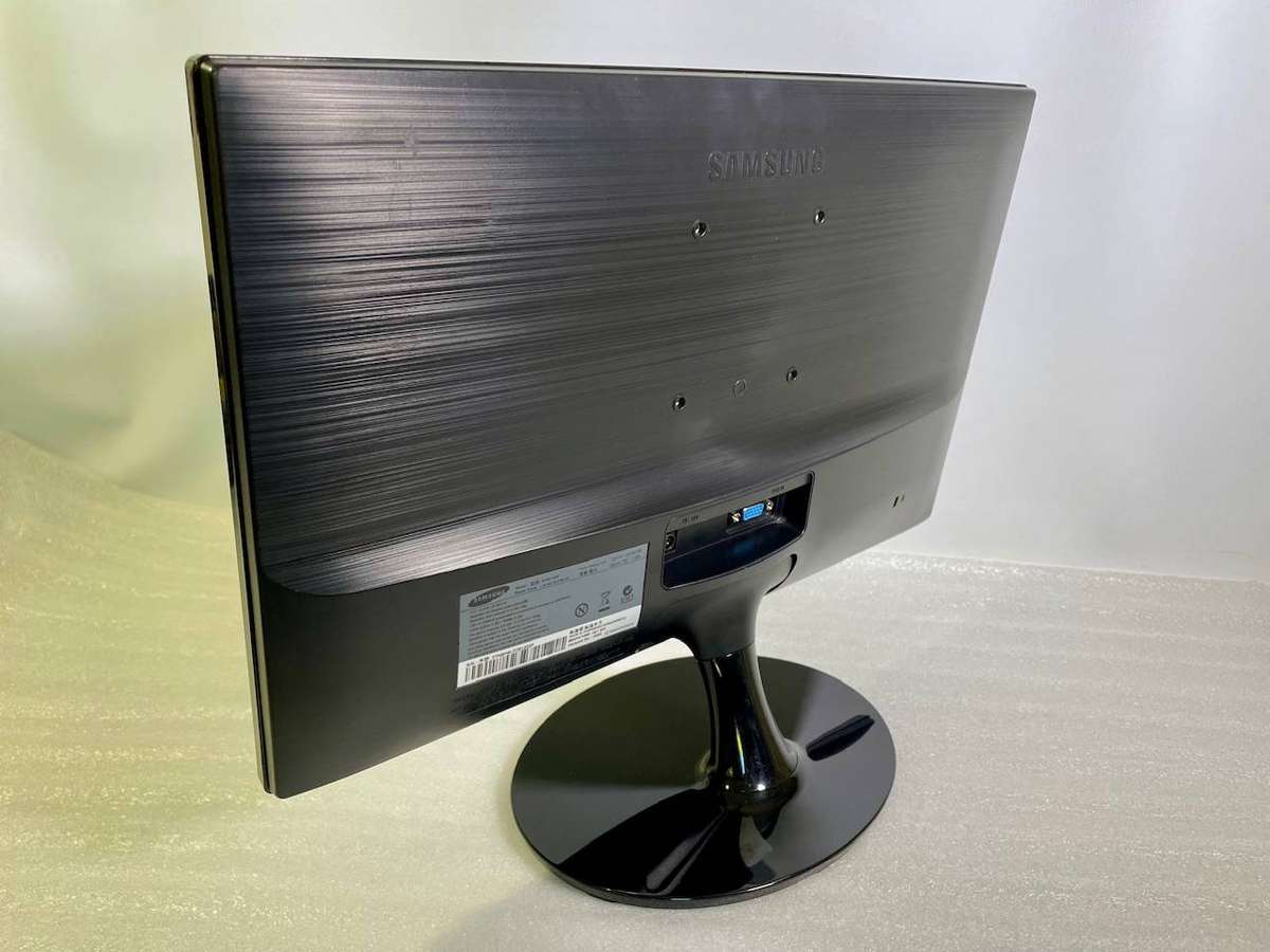 Samsung 19 LED Monitor  S19C150 (LS19C150)  Good Condition