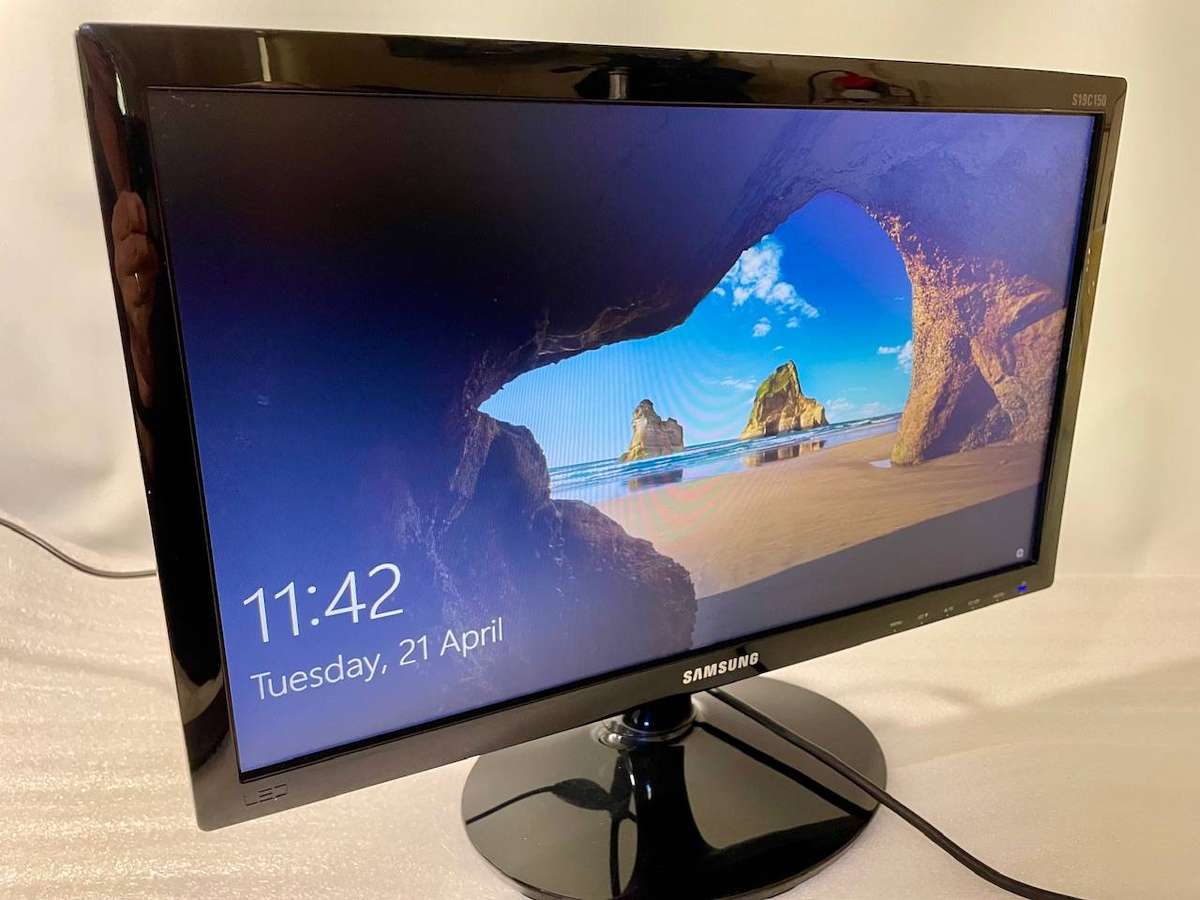 Samsung 19 LED Monitor  S19C150 (LS19C150)  Good Condition