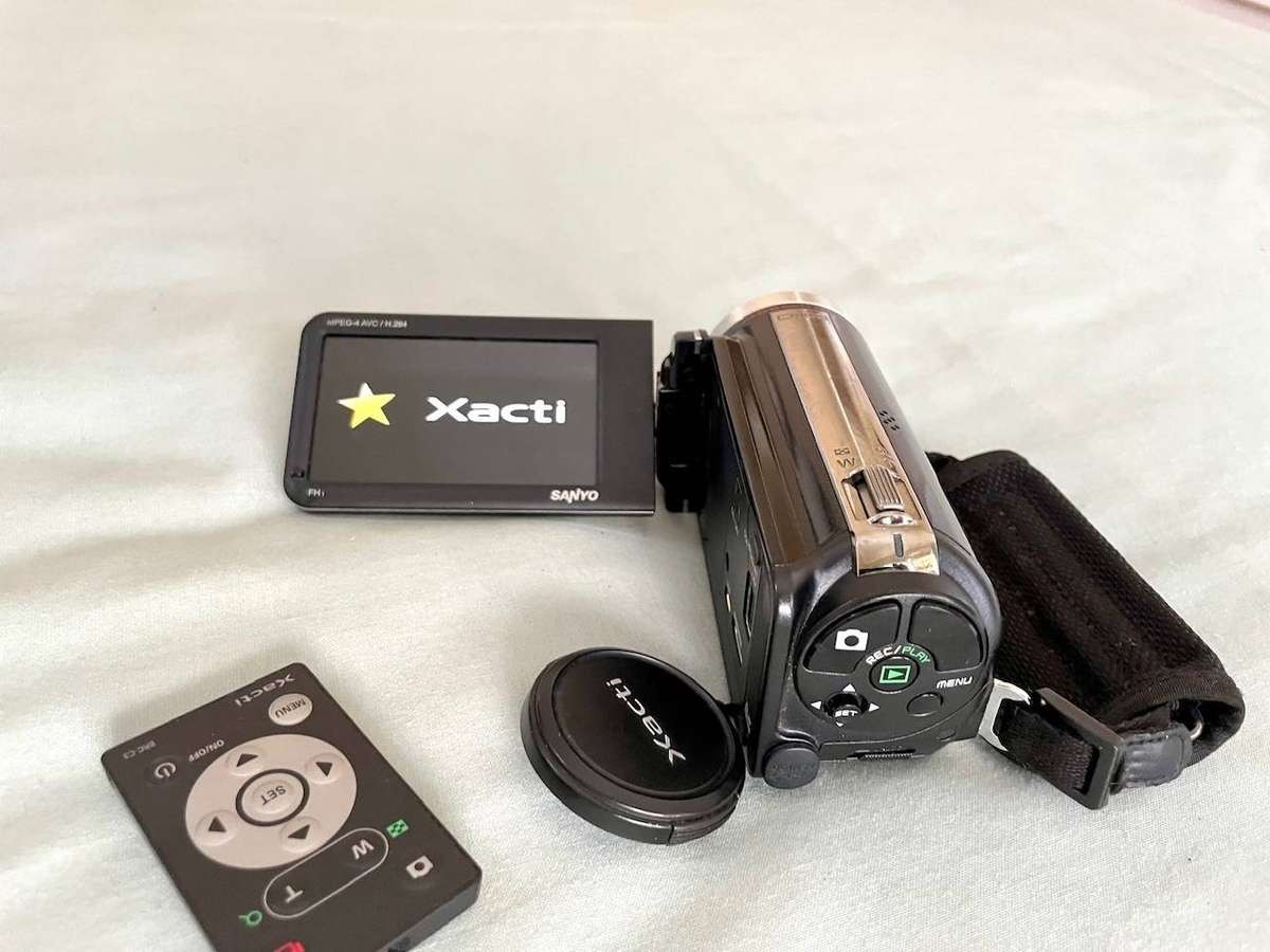 Sanyo Xacti Full HD Dual Camera (photos & videos)