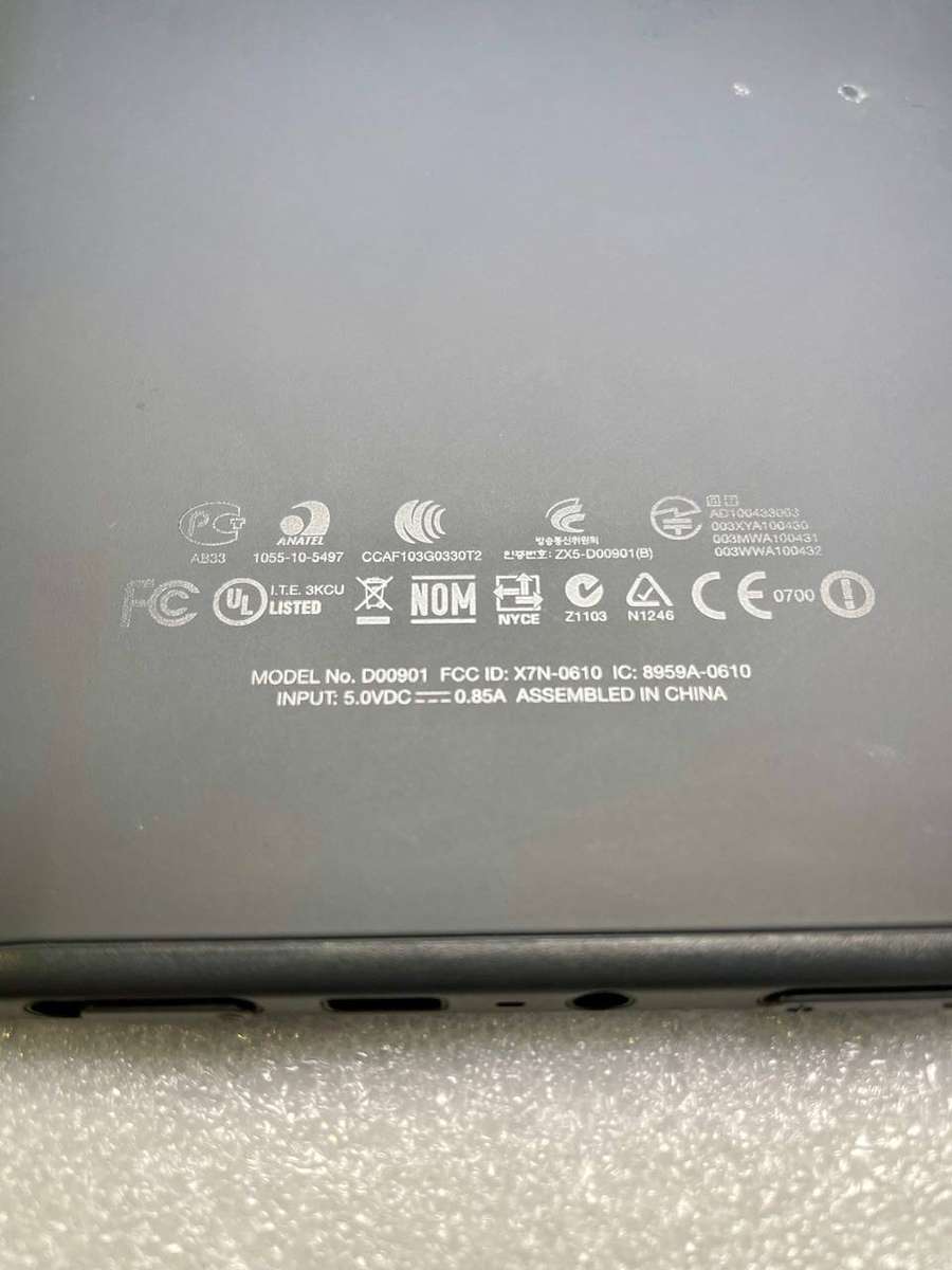Amazon Kindle Keyboard 3G (3rd Gen) D00901 | 6 E-Ink Reader | Cover & Charge Cable Included