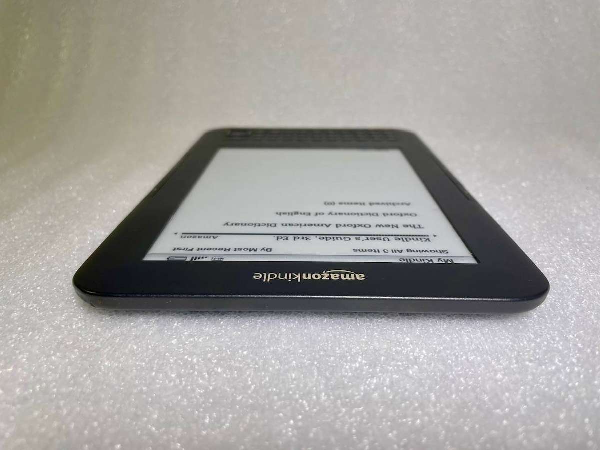 Amazon Kindle Keyboard 3G (3rd Gen) D00901 | 6 E-Ink Reader | Cover & Charge Cable Included