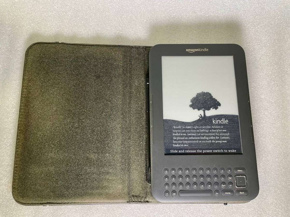 Amazon Kindle Keyboard 3G (3rd Gen) D00901 | 6 E-Ink Reader | Cover & Charge Cable Included
