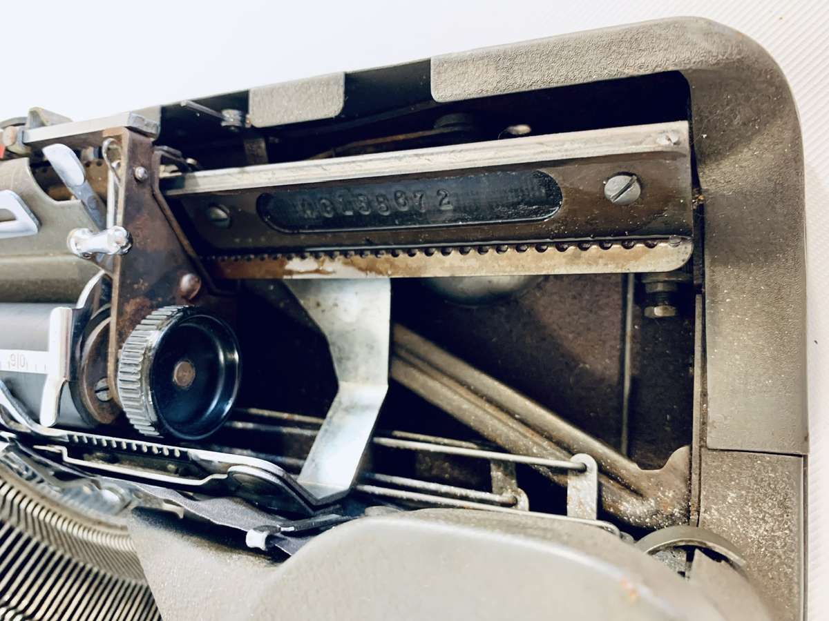 Empire Aristocrat Typewriter (works, but needs adjustment)