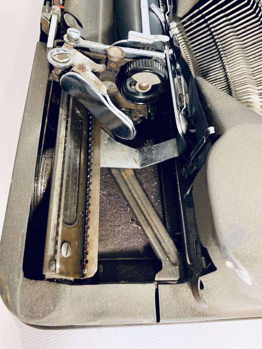 Empire Aristocrat Typewriter (works, but needs adjustment)