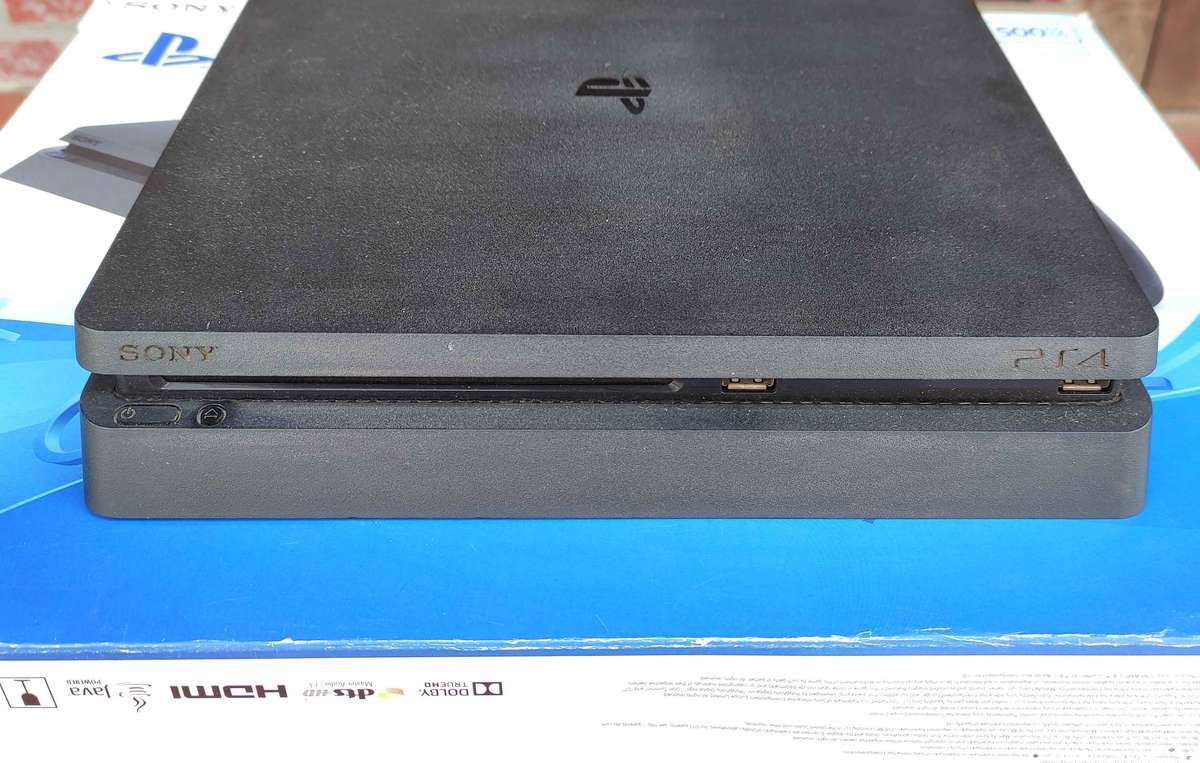 Playstation 4 Slim 500GB + 2 Games
