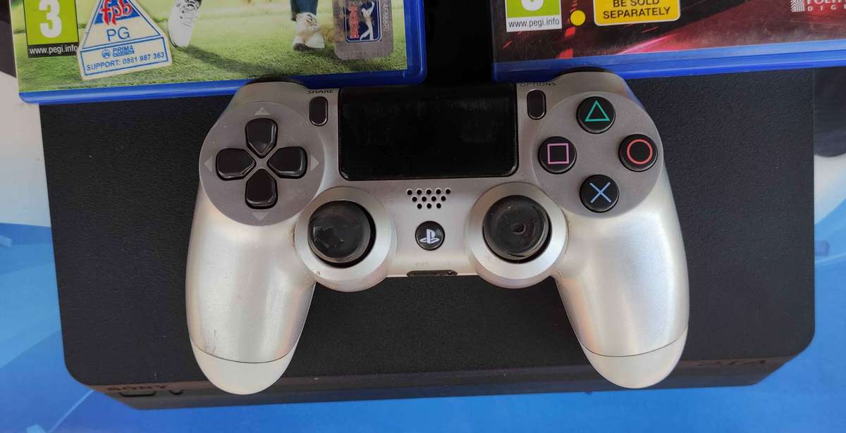 Playstation 4 Slim 500GB + 2 Games