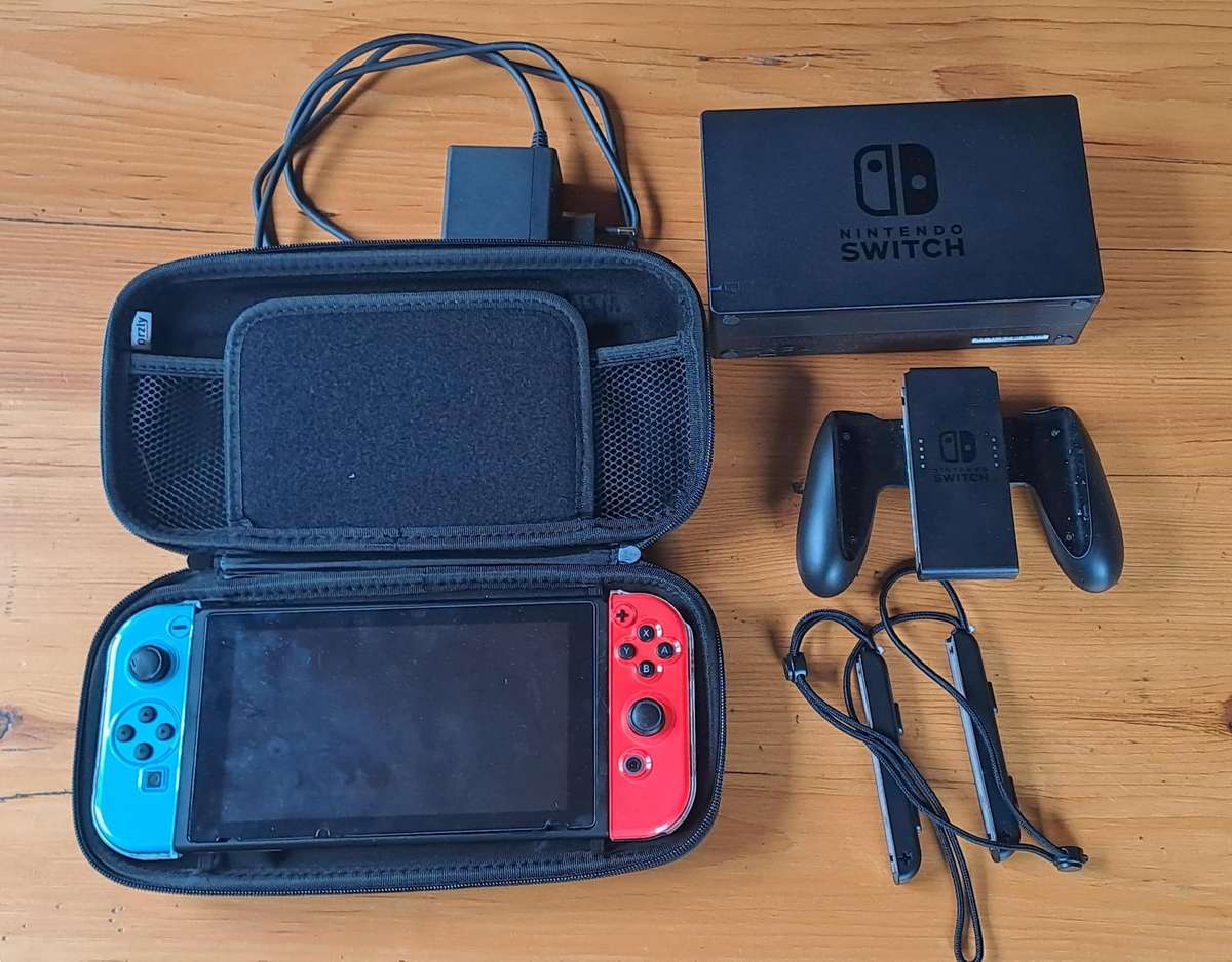 Nintendo Switch V2 + 128 gigabyte Sd card
