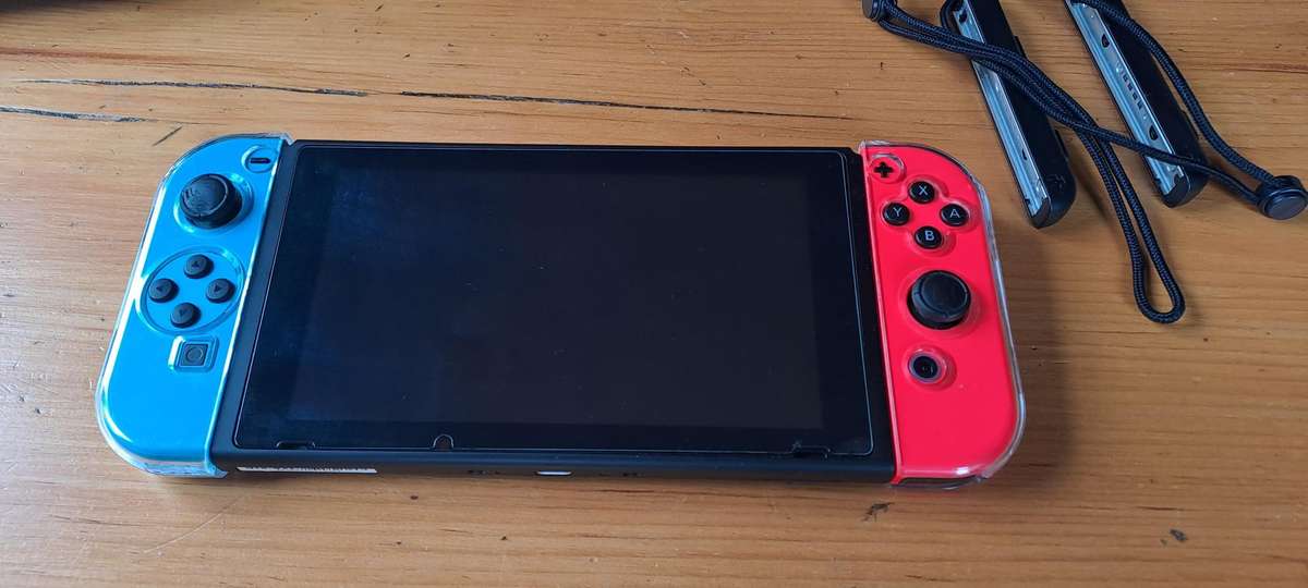 Nintendo Switch V2 + 128 gigabyte Sd card