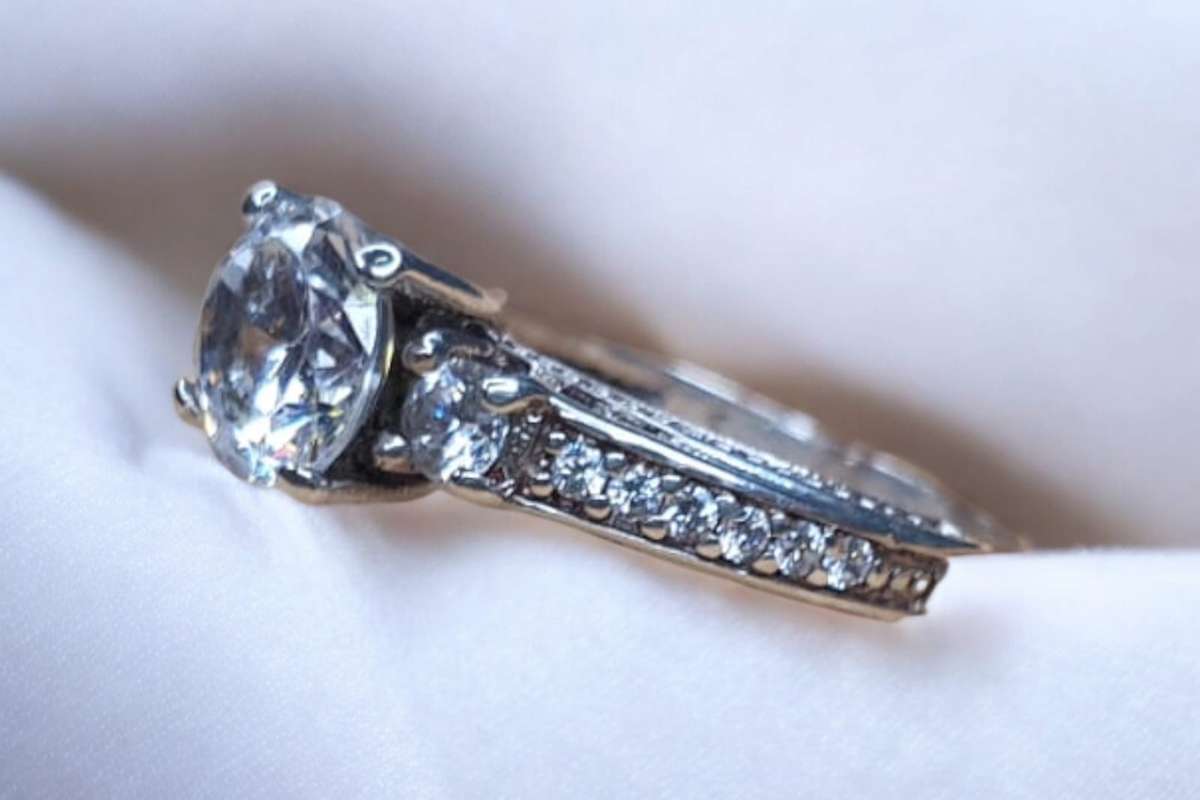 Exquisite Sterling Silver 925 ring, meticulously crafted to perfection with clear stones, Size P