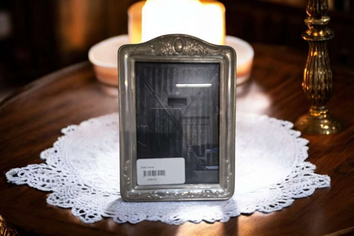 Art Nouveau style silver plated frame. Measuring 19x13cm