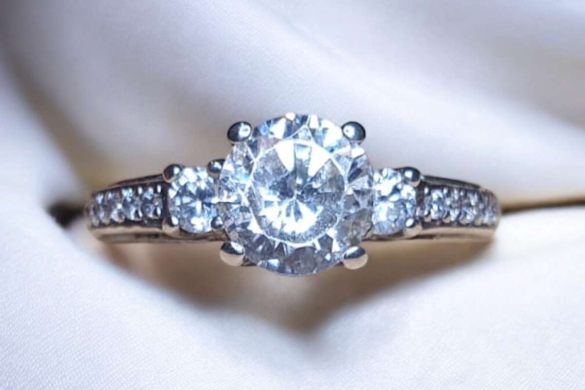 Exquisite Sterling Silver 925 ring, meticulously crafted to perfection with clear stones, Size P