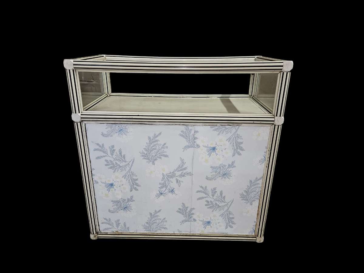 Jewelry Counter, featuring a charming glass top and sides. With its dimensions of 100x100x30cm