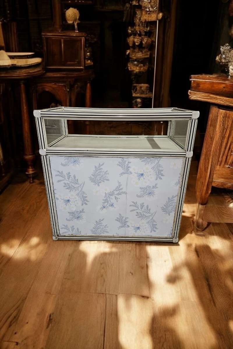 Jewelry Counter, featuring a charming glass top and sides. With its dimensions of 100x100x30cm