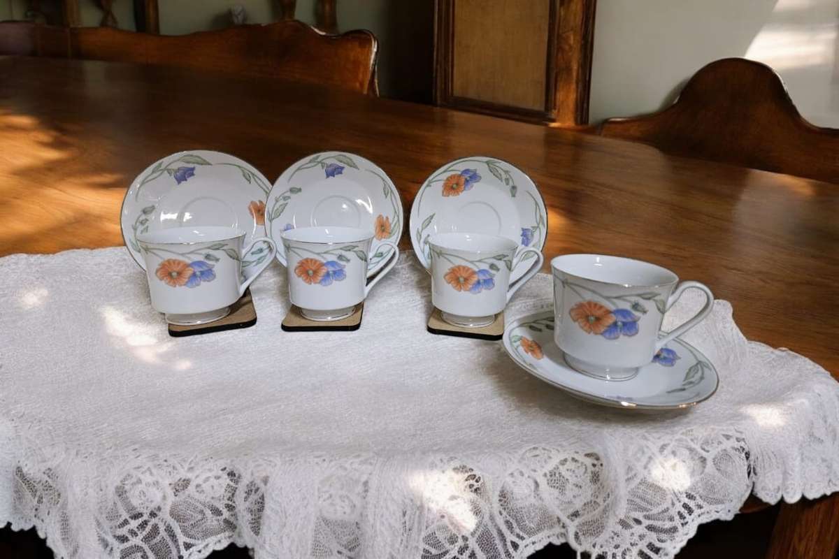 Porcelain floral tea cup due's