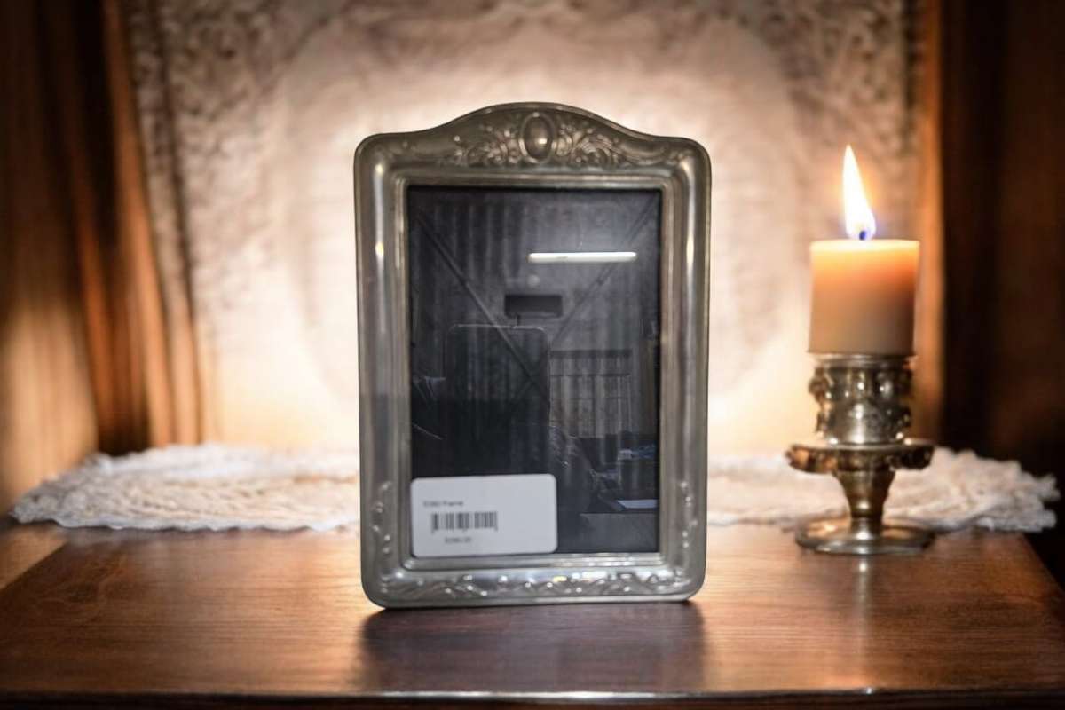 Art Nouveau style silver plated frame. Measuring 19x13cm