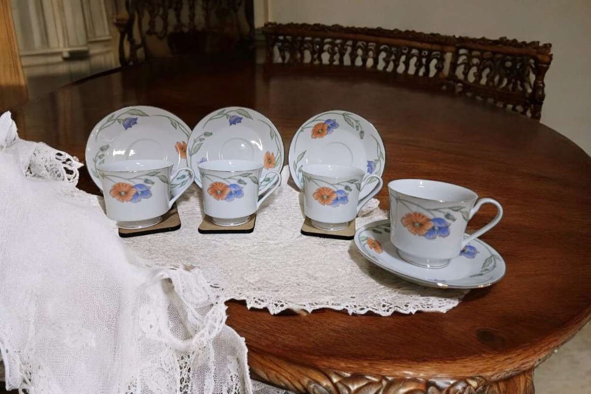 Porcelain floral tea cup due's