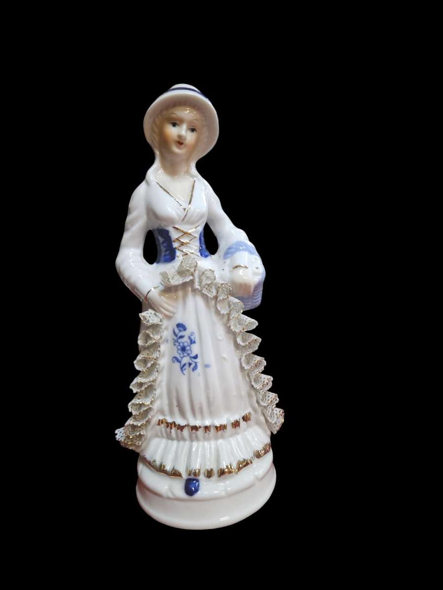 Exquisite vintage porcelain figurine of a Victorian lady. Standing at 20x7x7cm