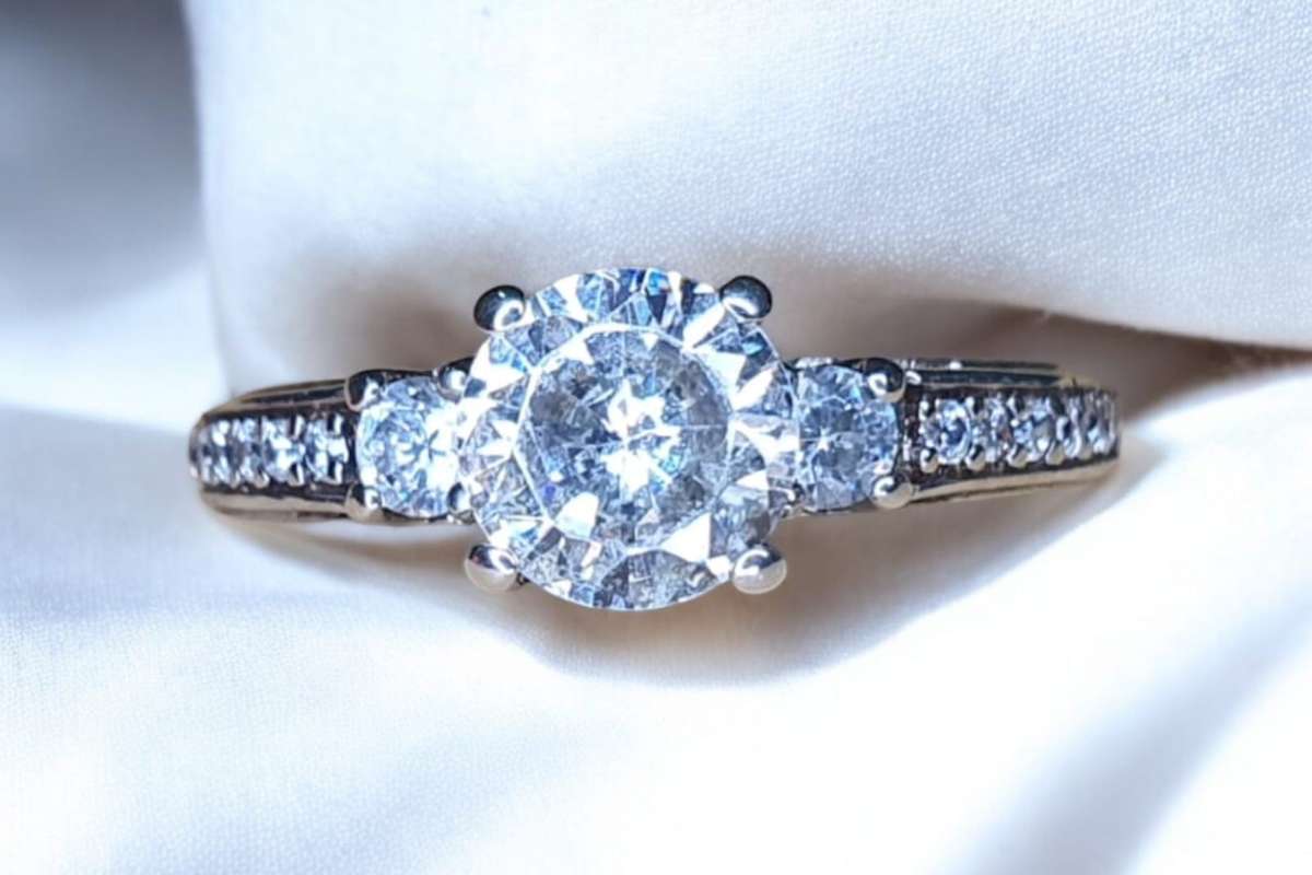 Exquisite Sterling Silver 925 ring, meticulously crafted to perfection with clear stones, Size P