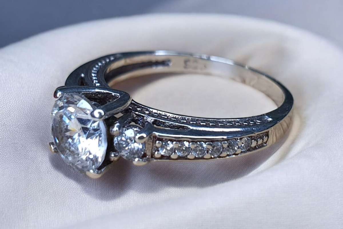 Exquisite Sterling Silver 925 ring, meticulously crafted to perfection with clear stones, Size P