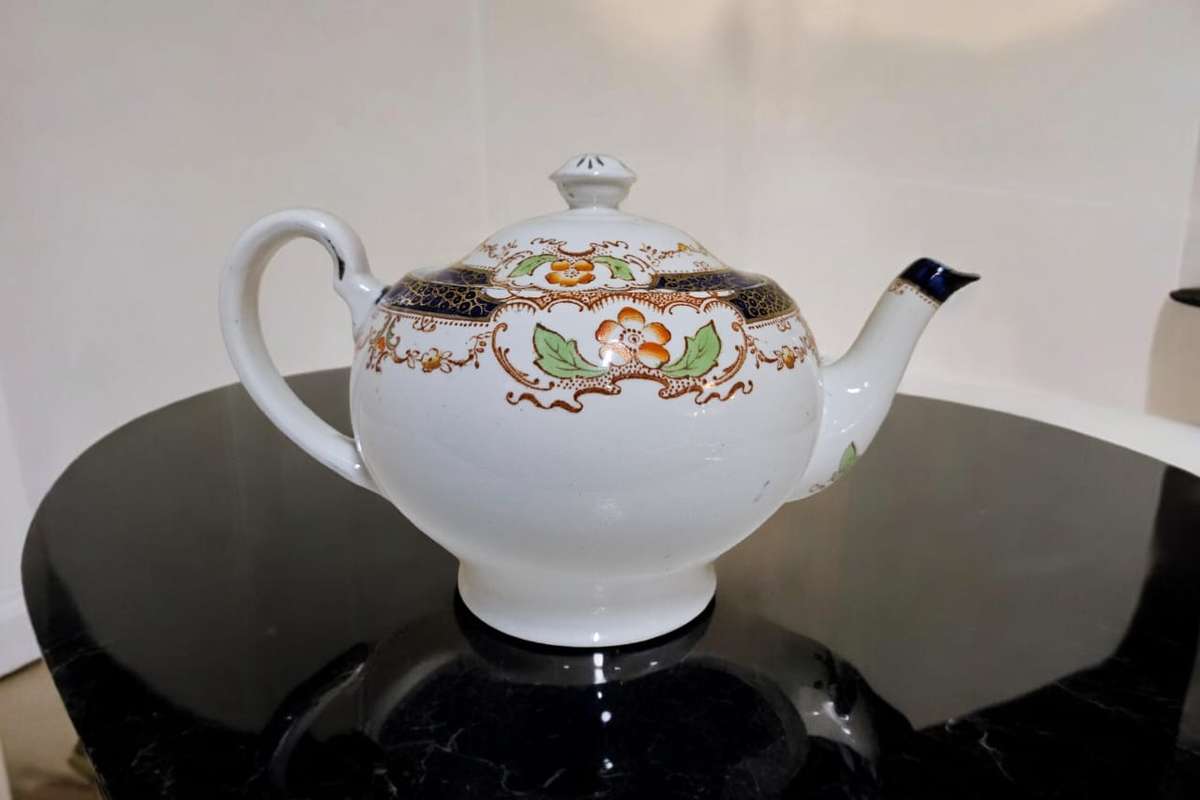 Antique Hampton Staffordshire 6 cup Tea Pot