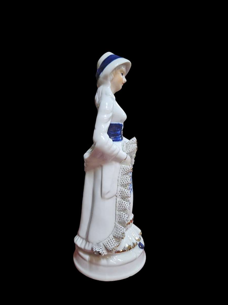 Exquisite vintage porcelain figurine of a Victorian lady. Standing at 20x7x7cm