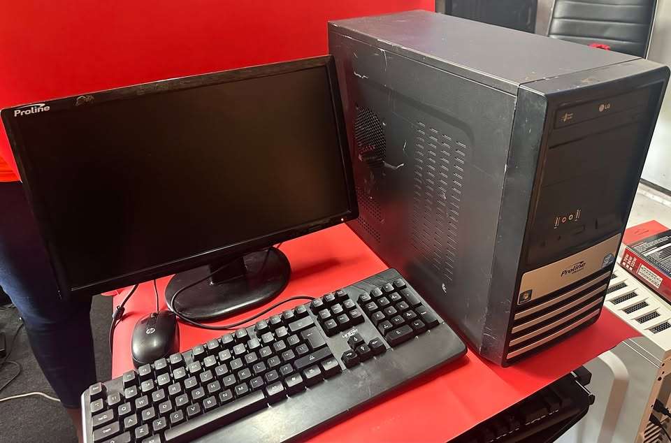 Complete set PROLINE PC . Intel core 2 Quad Q9550 @ 2.83GHz (4CPUs)+Monitor+keyboard & Mouse + Cable