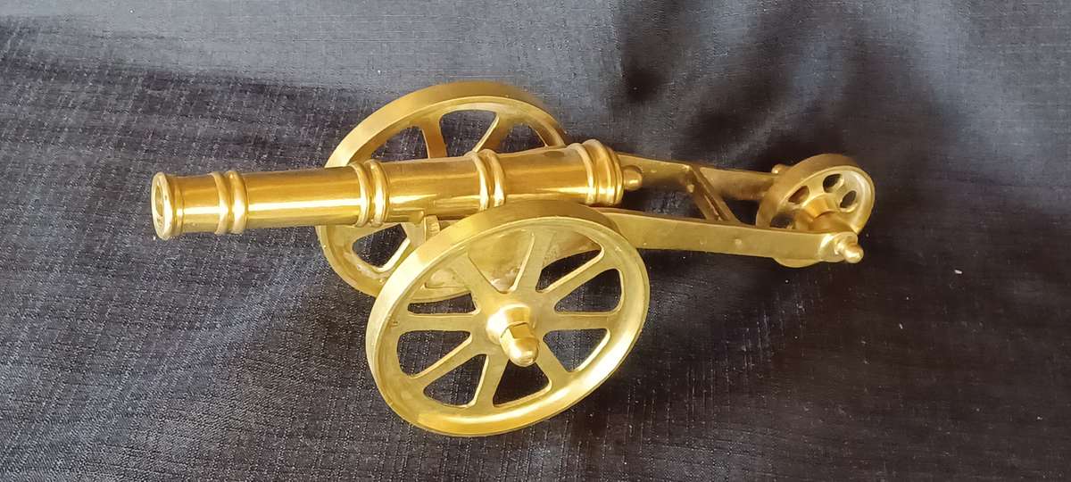 STUNNING VINTAGE BRASS MODEL CANNON