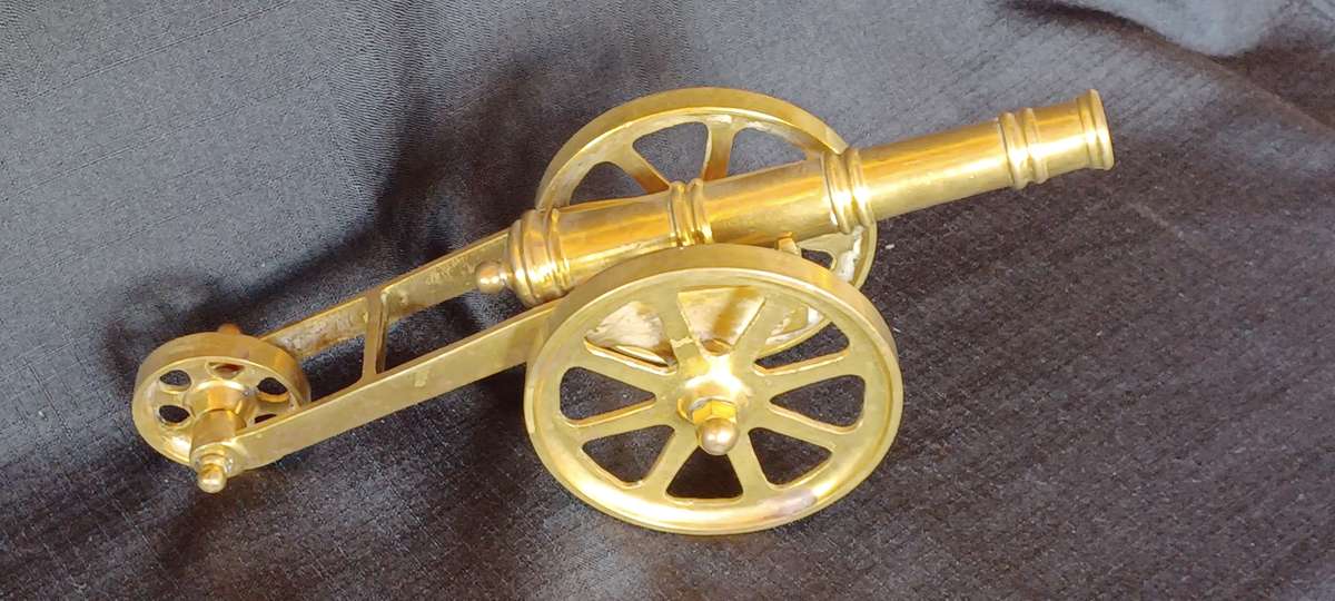 STUNNING VINTAGE BRASS MODEL CANNON