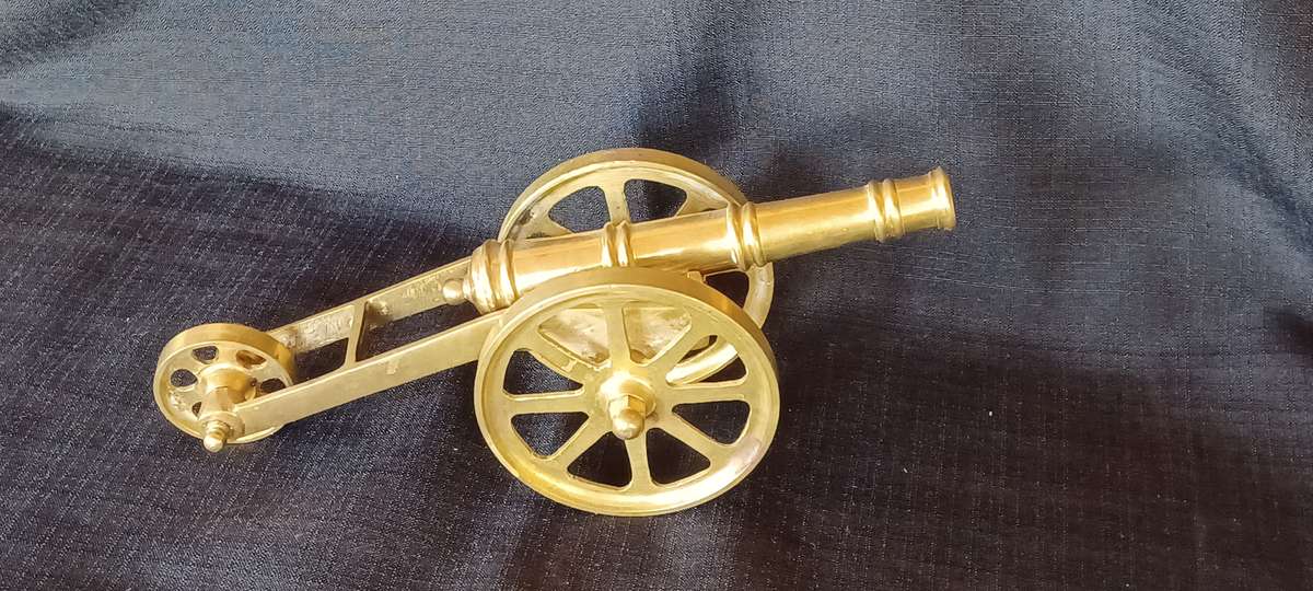 STUNNING VINTAGE BRASS MODEL CANNON