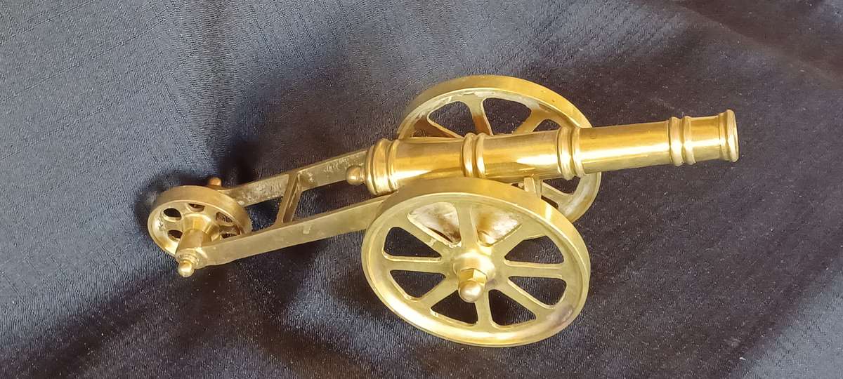 STUNNING VINTAGE BRASS MODEL CANNON