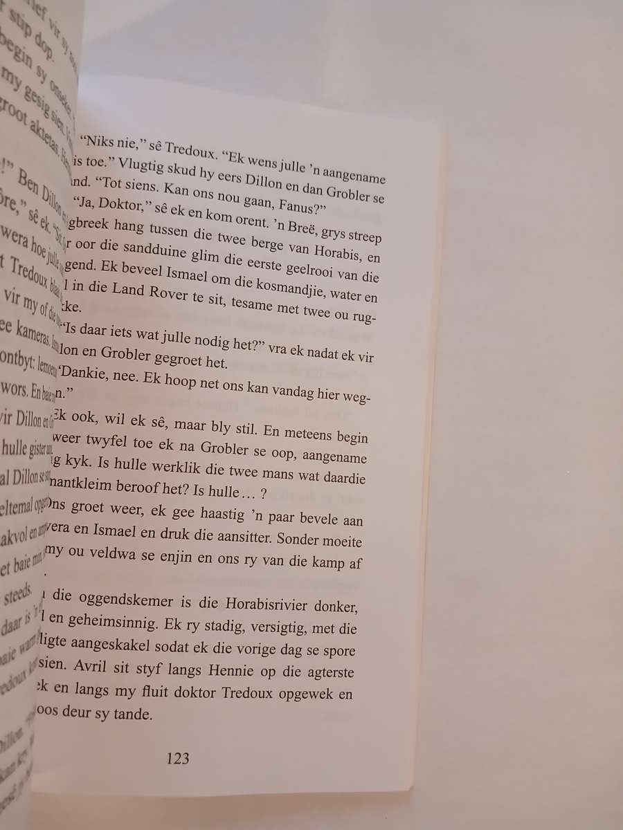 Die Wit Hings van die Namib by Doc Immelman