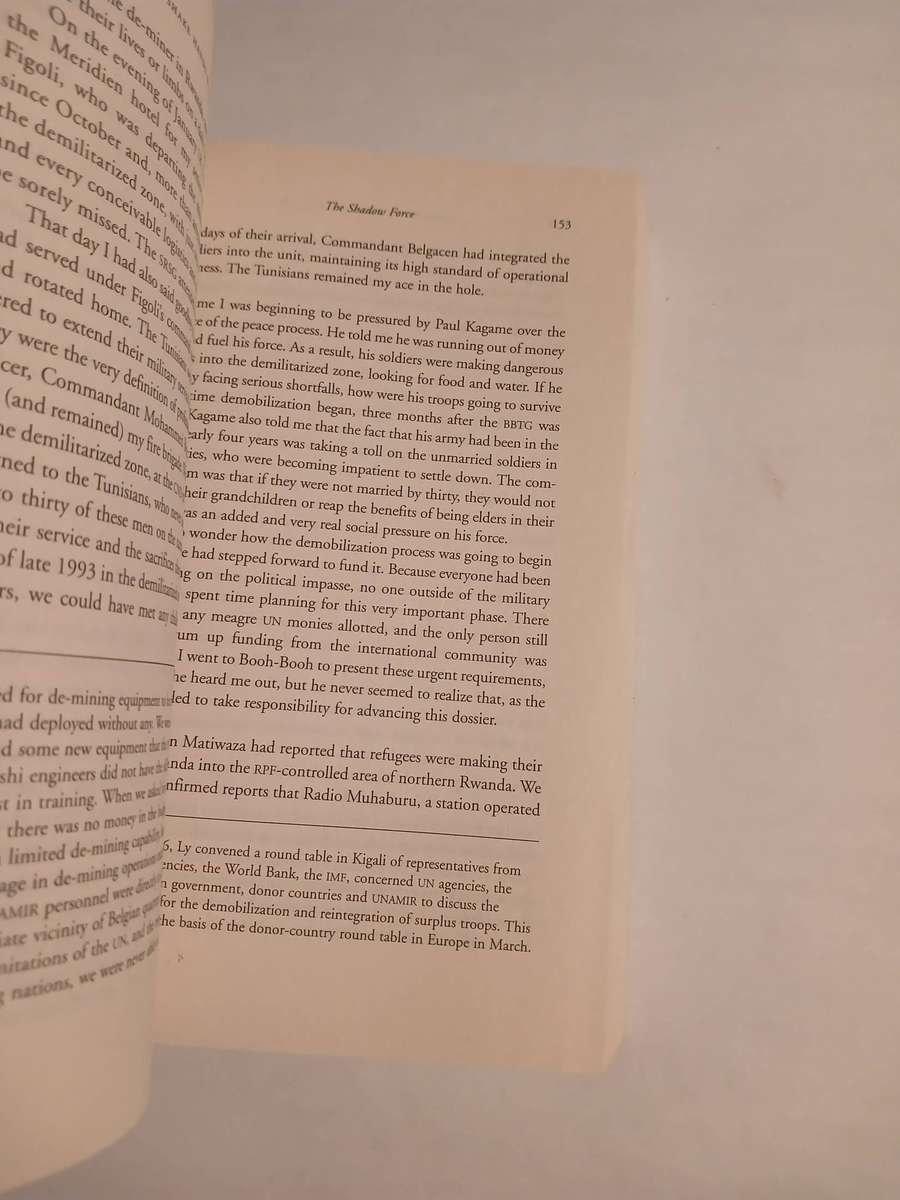 Shake Hands with the Devil by Lieutenant-General Romeo Dallaire with Major Brent Beardsley