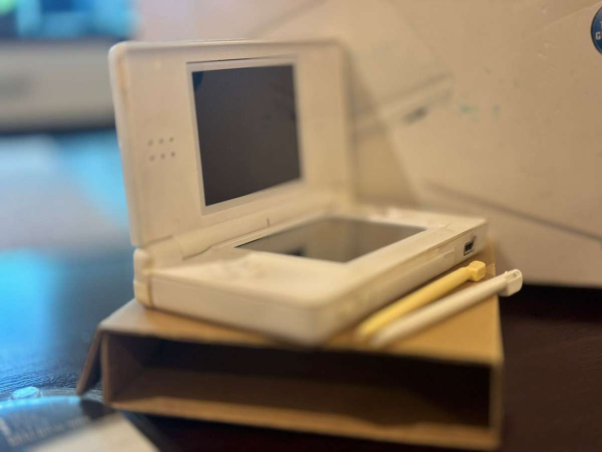 Nintendo DS Lite + Original Box + DSTT Flash Cart